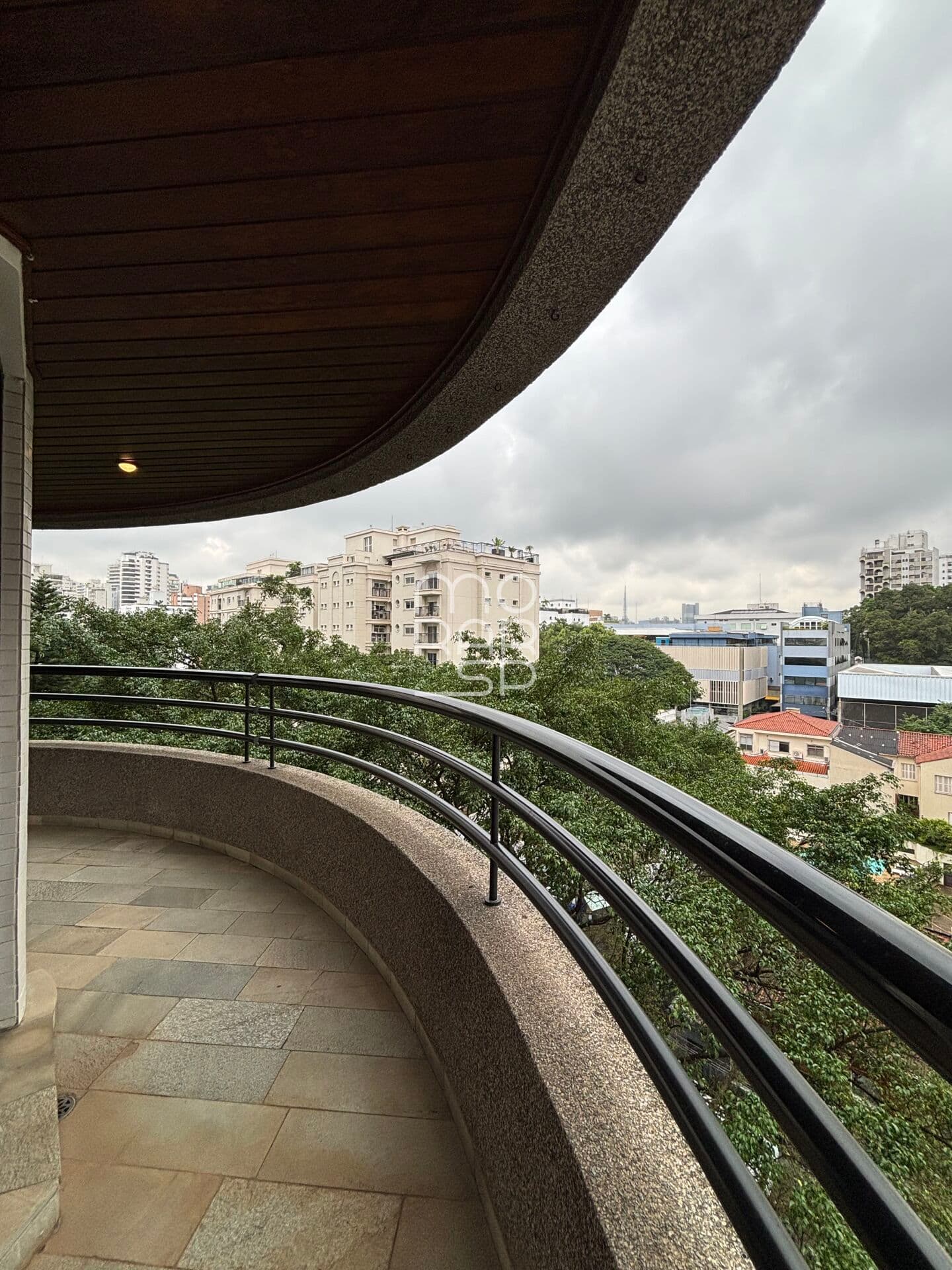 Apartamento com 215 m², lareira e grande potencial de modernização em Perdizes