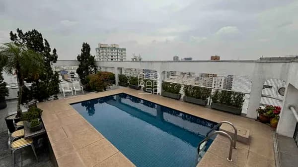 Cobertura Alto Padrão de 623m2, com várias salas, 3 suítes, 6 vagas e lazer particular completo.