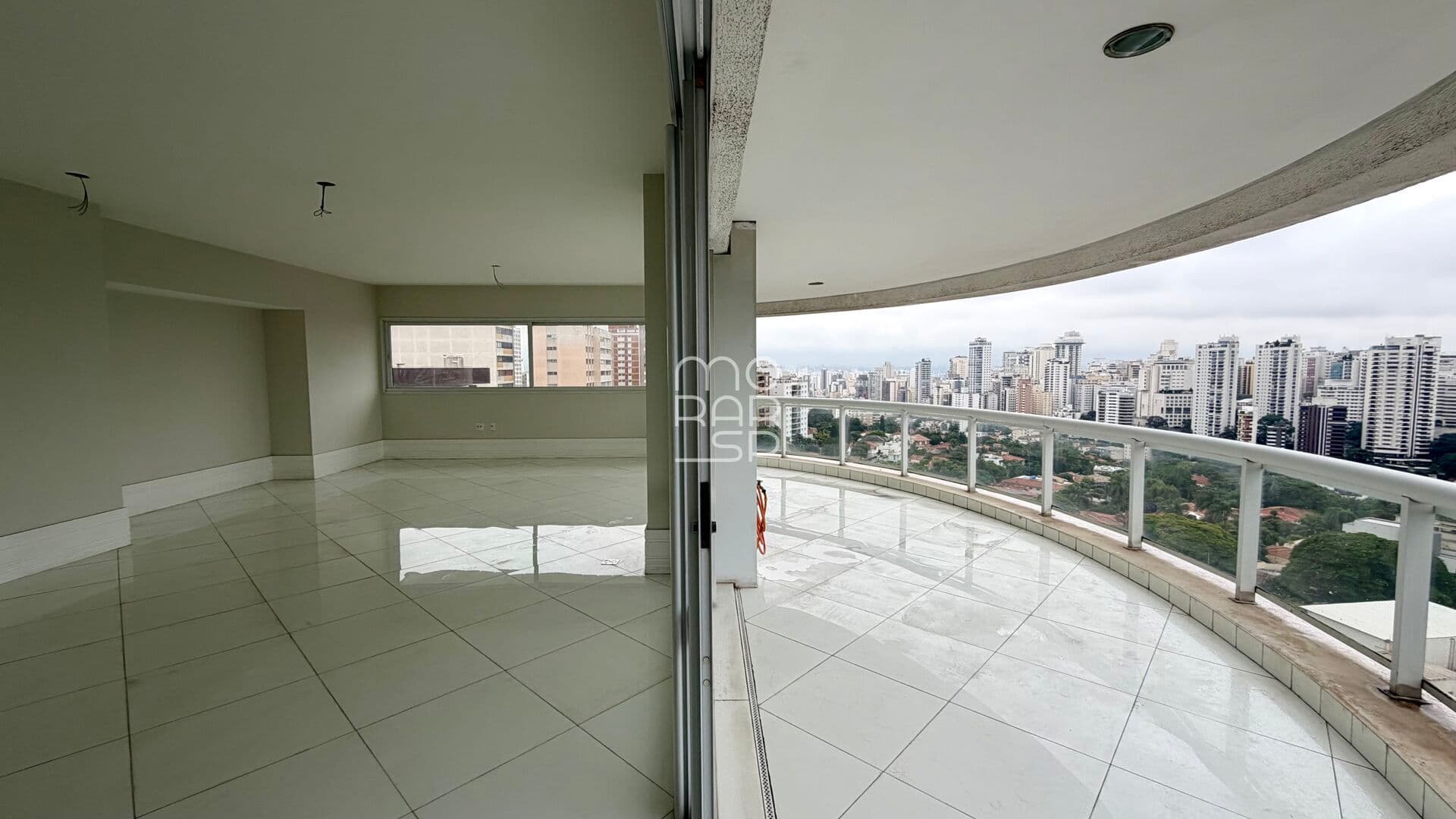 Cobertura duplex de 416 m² com piscina privativa e 3 suítes