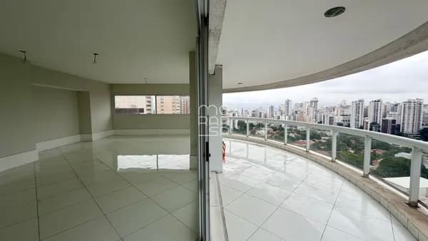 Cobertura duplex de 416 m² com piscina privativa e 3 suítes