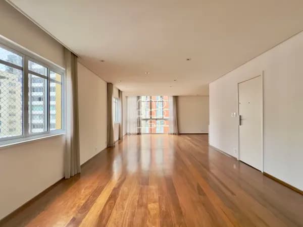Apartamento reformado em andar alto no Jardins