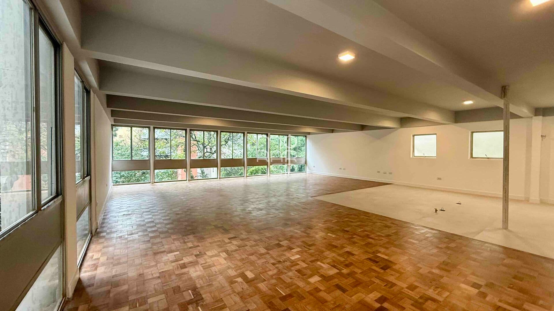 Apartamento de 337m2 em Higienópolis com living para 3 ambientes, cozinha integrada, 3 suítes e 2 vagas.