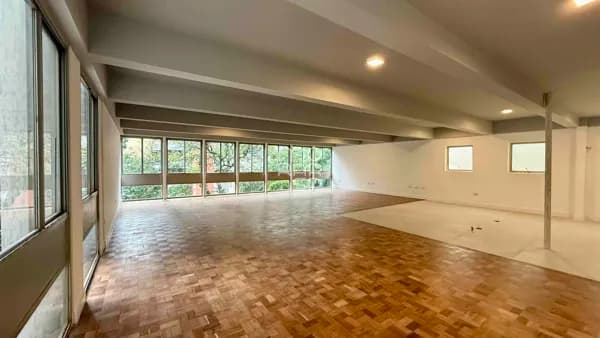 Apartamento de 337m2 em Higienópolis com living para 3 ambientes, cozinha integrada, 3 suítes e 2 vagas.