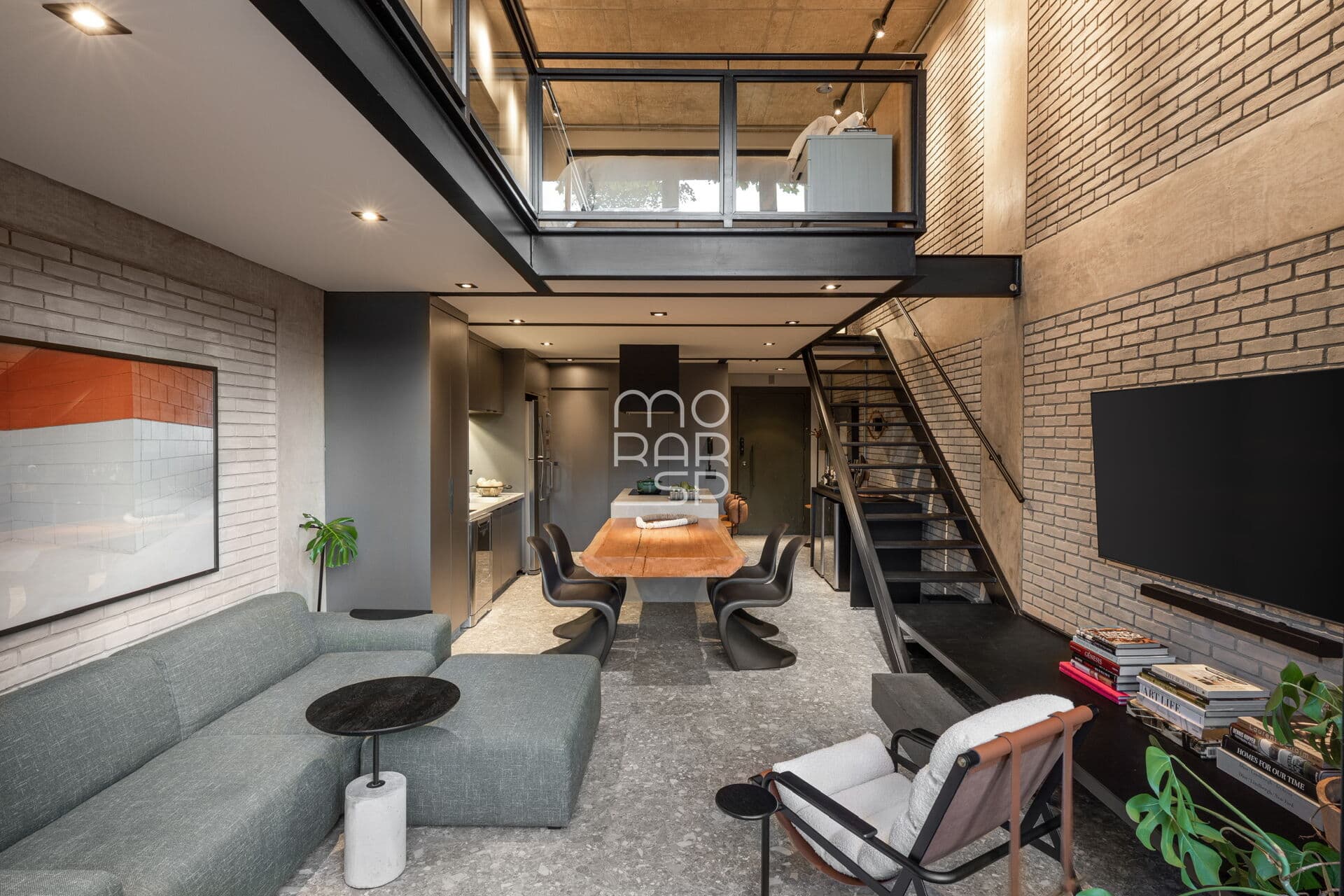 Loft com 124m2 no Jardim das Bandeiras com sala para 2 ambientes, cozinha integrada, suíte completa no mezanino e lazer com piscina no jardim.