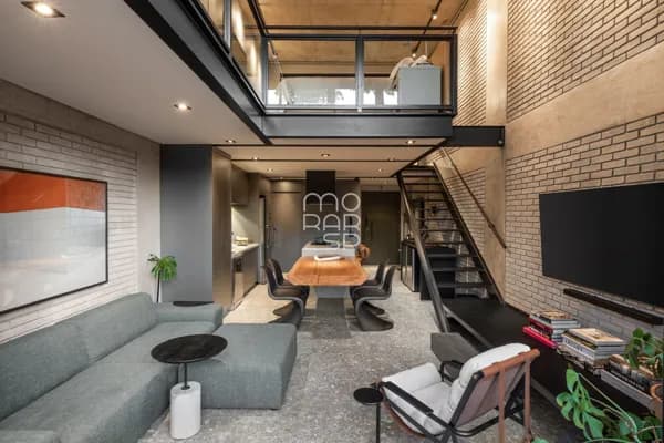 Loft com 124m2 no Jardim das Bandeiras com sala para 2 ambientes, cozinha integrada, suíte completa no mezanino e lazer com piscina no jardim.