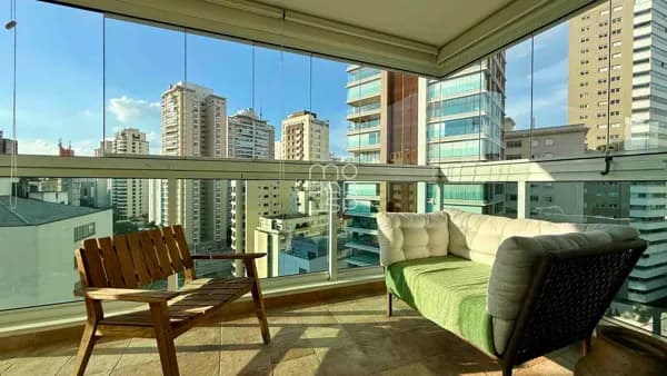 Apartamento reformado com 3 salas, 2 su';ires sendo a master com 2 banheiros e closet, 3 vagas no Paraíso