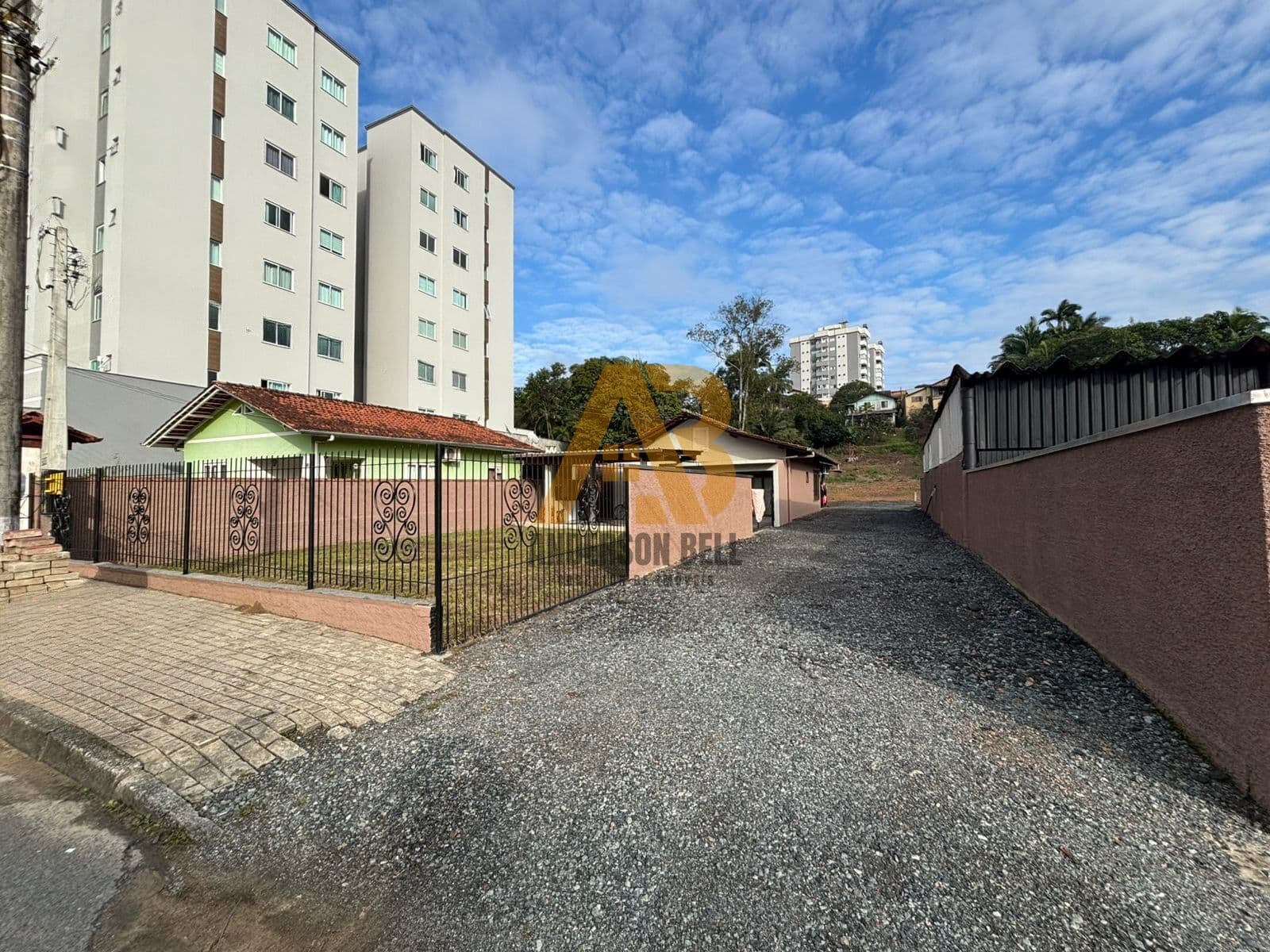 Imóvel com casa, Kitnets, galpão e estudo de Viabilidade p/construir