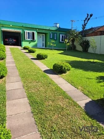 Casa com pátio com 2 dormitórios, 1 banheiro.