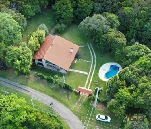 Sítio - com 3 dormitórios, 2 banheiros e uma ampla área total de 2300m².