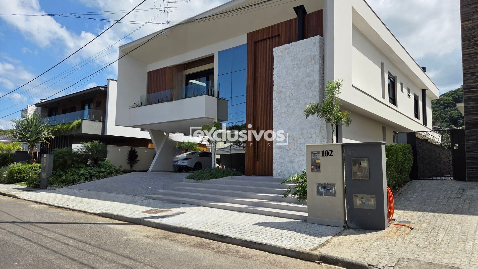 Casa em condomínio com 4 suítes a venda, 375m²