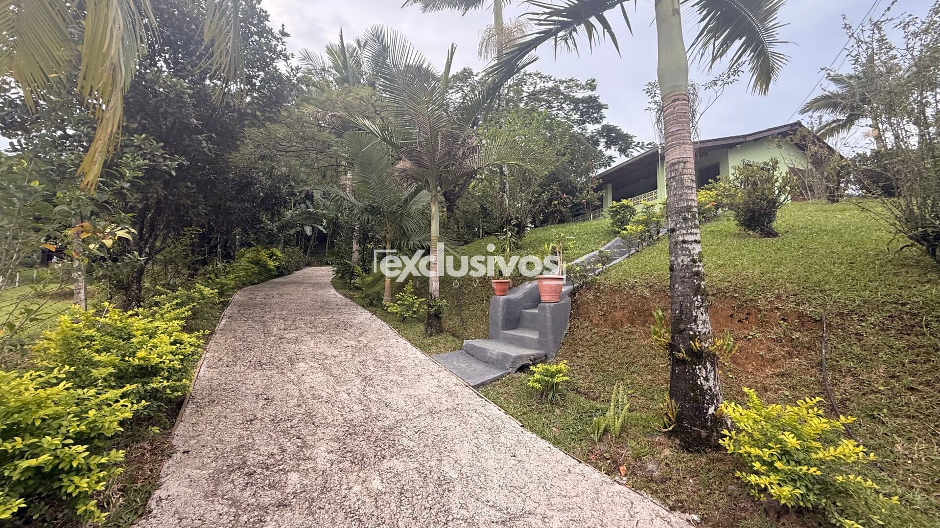 Casa Plana / Chácara em terreno de 1.800 m2 somente 989 mil.