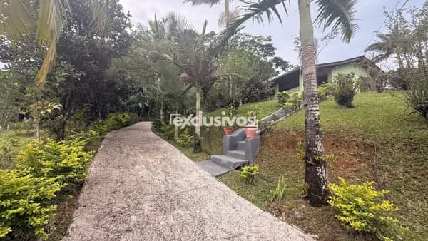 Casa Plana / Chácara em terreno de 1.800 m2 somente 989 mil.