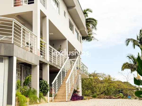 Casa com 3 Quartos em Condomínio Fechado