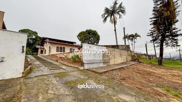 Casa com amplo terreno a venda por R$ 600.000,00 no bairro Adhemar Garcia em Joinville