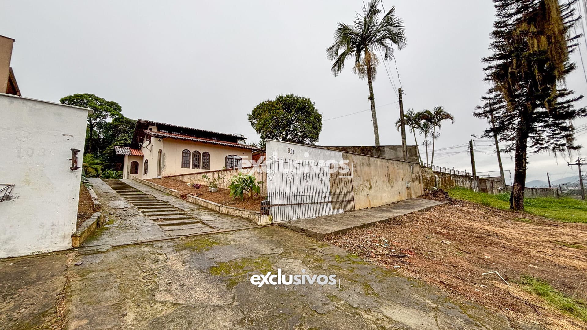 Casa com amplo terreno a venda por R$ 600.000,00 no bairro Adhemar Garcia em Joinville