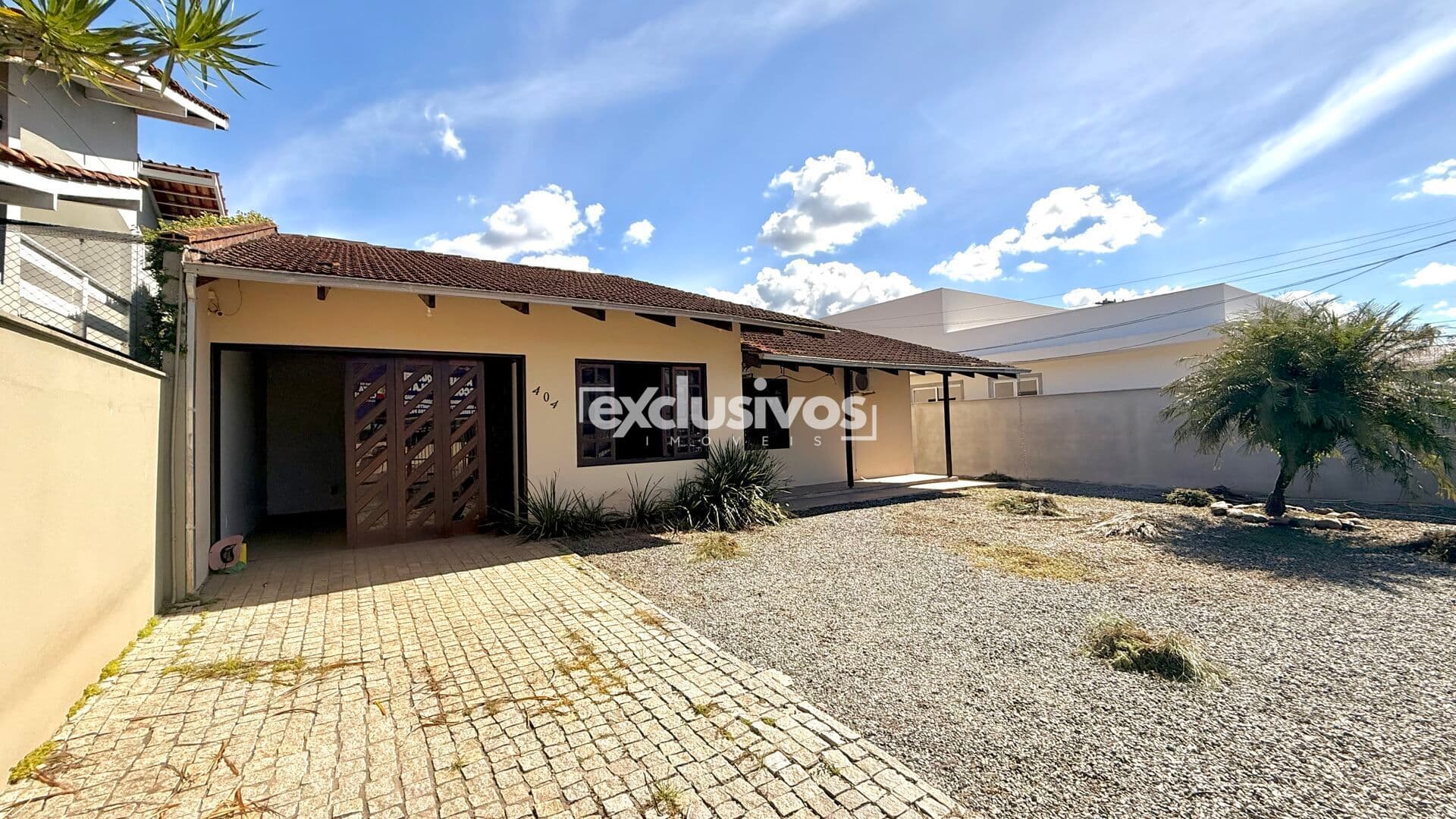 Casa Plana e Averbada com 1 suíte + 3 qtos em frente à escola GAG no Saguaçu, Joinville/SC
