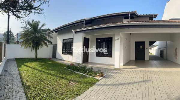 Maravilhosa Casa Averbada com 1 Suíte + 3 qtos no Bairro Santo Antônio em promoção.