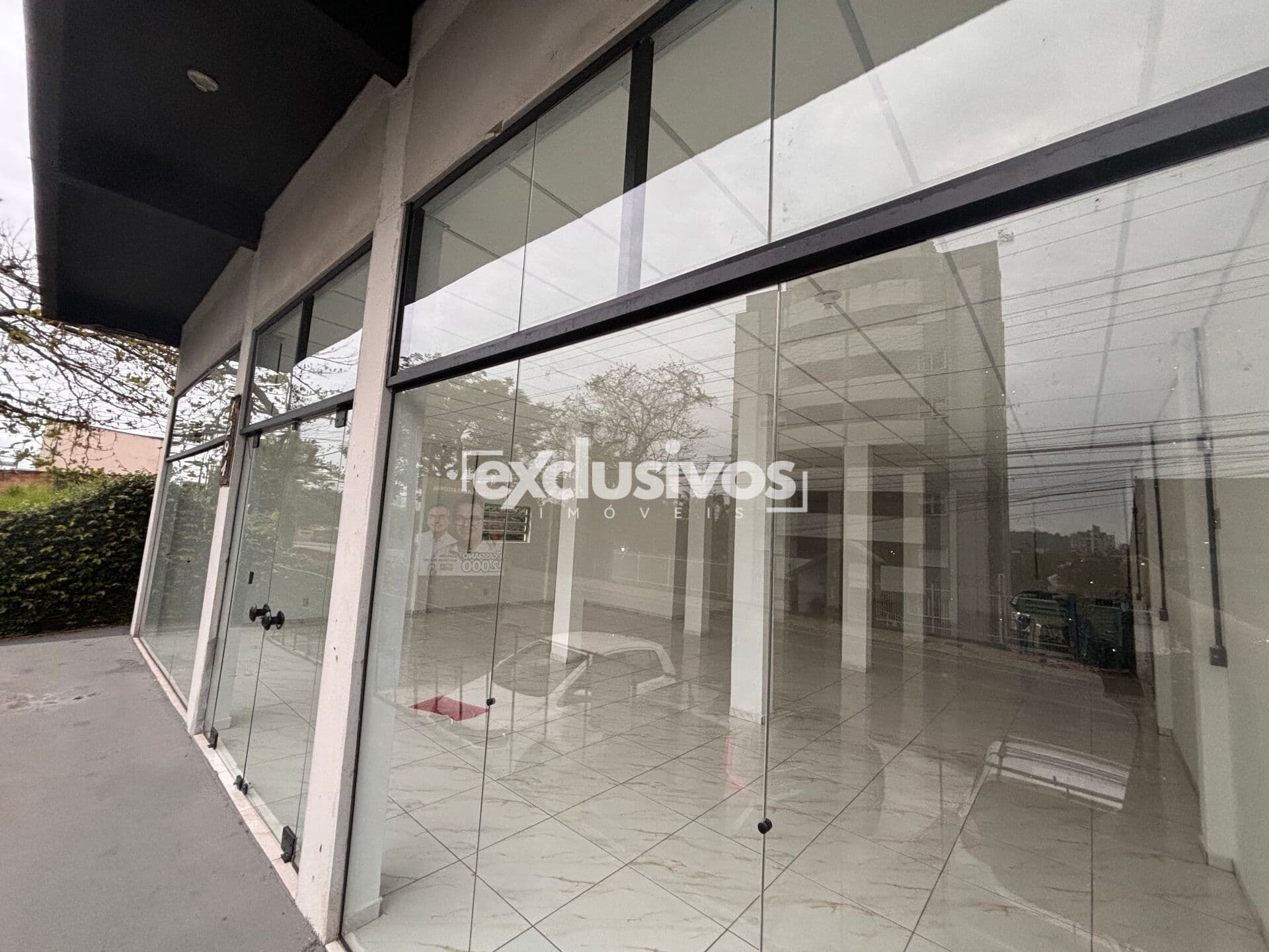 Loja Comercial com 141m² privativos no Saguaçu – Para Alugar