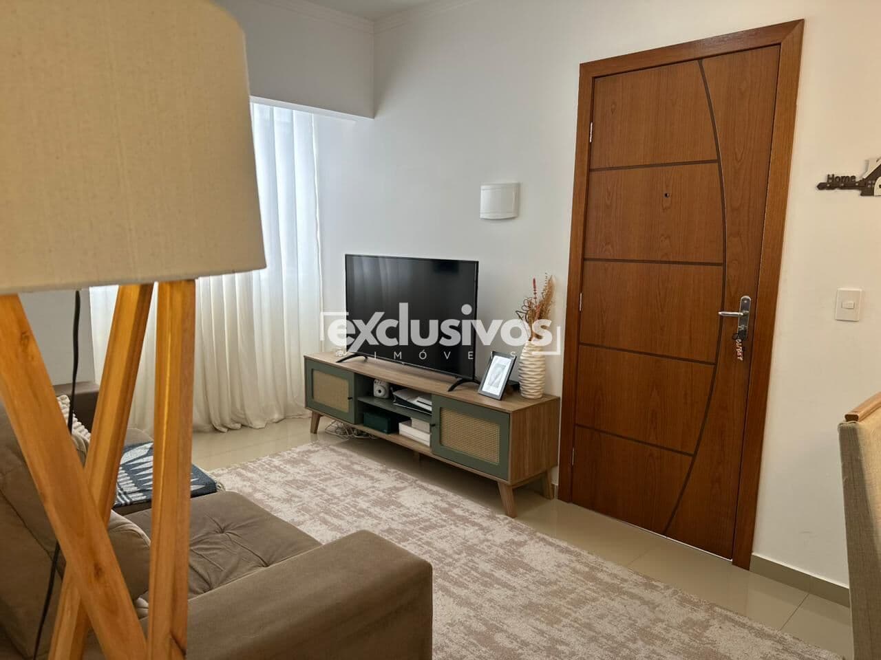Apartamento 3 dormitórios semi mobiliado no Aventureiro