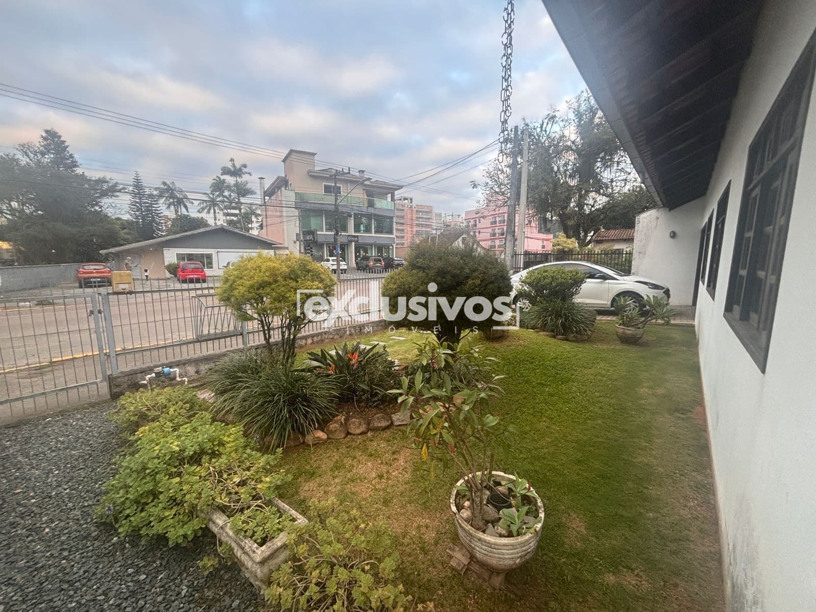 Excelente Casa Comercial no Saguaçu pertinho do Bonja.