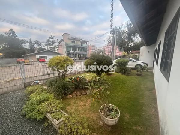 Excelente Casa Comercial no Saguaçu pertinho do Bonja.
