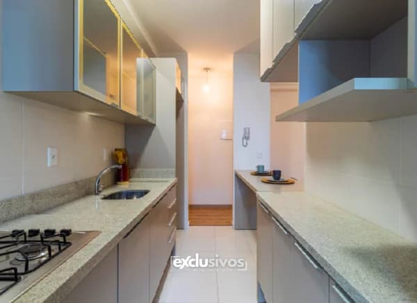 Apartamento mobiliado e decorado à venda no Saguaçu, a 100m do Angeloni