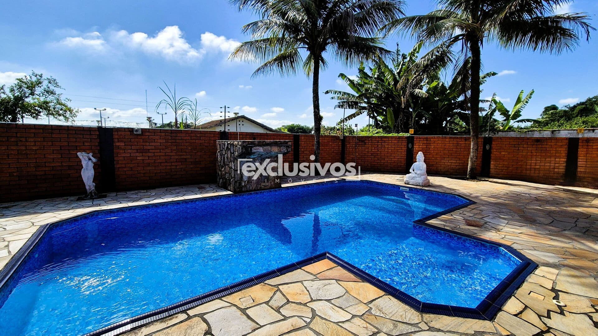 Casa ampla e aconchegante com 4 dormitórios e área de festas com piscina no Bucarein, Joinville/SC