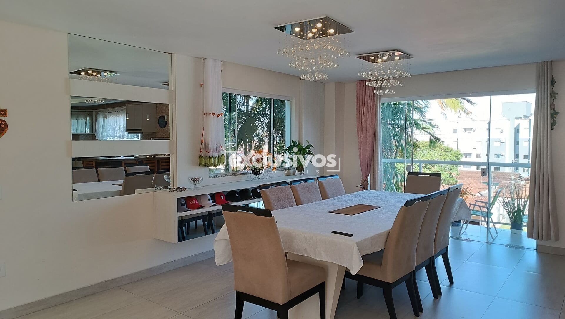 Casa alto padrão à venda no Iririú com 3 quartos sendo uma suíte, e 2 demi suítes por R$1.490.000,00