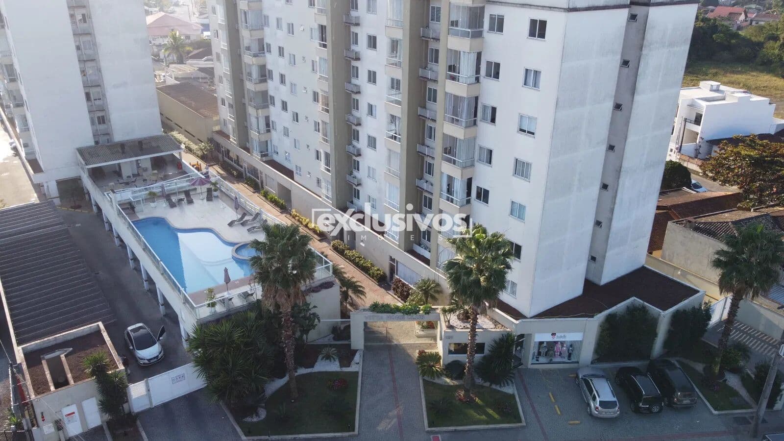 Cobertura plana de 130m² privativos com 1 suíte mais 2 dormitórios, terraço e 2 vagas no Saguaçu por R$ 843.000,00*