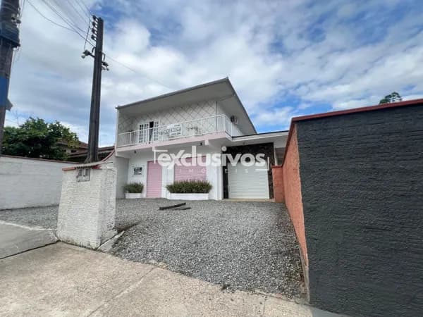 Sobrado com Lojas Comerciais no Boehmerwald | Proximo ao Novo CEI