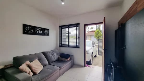Sobrado semi mobiliado com 2 quartos e quintal próximo à Panificadora da Vila, no Costa e Silva em Joinville