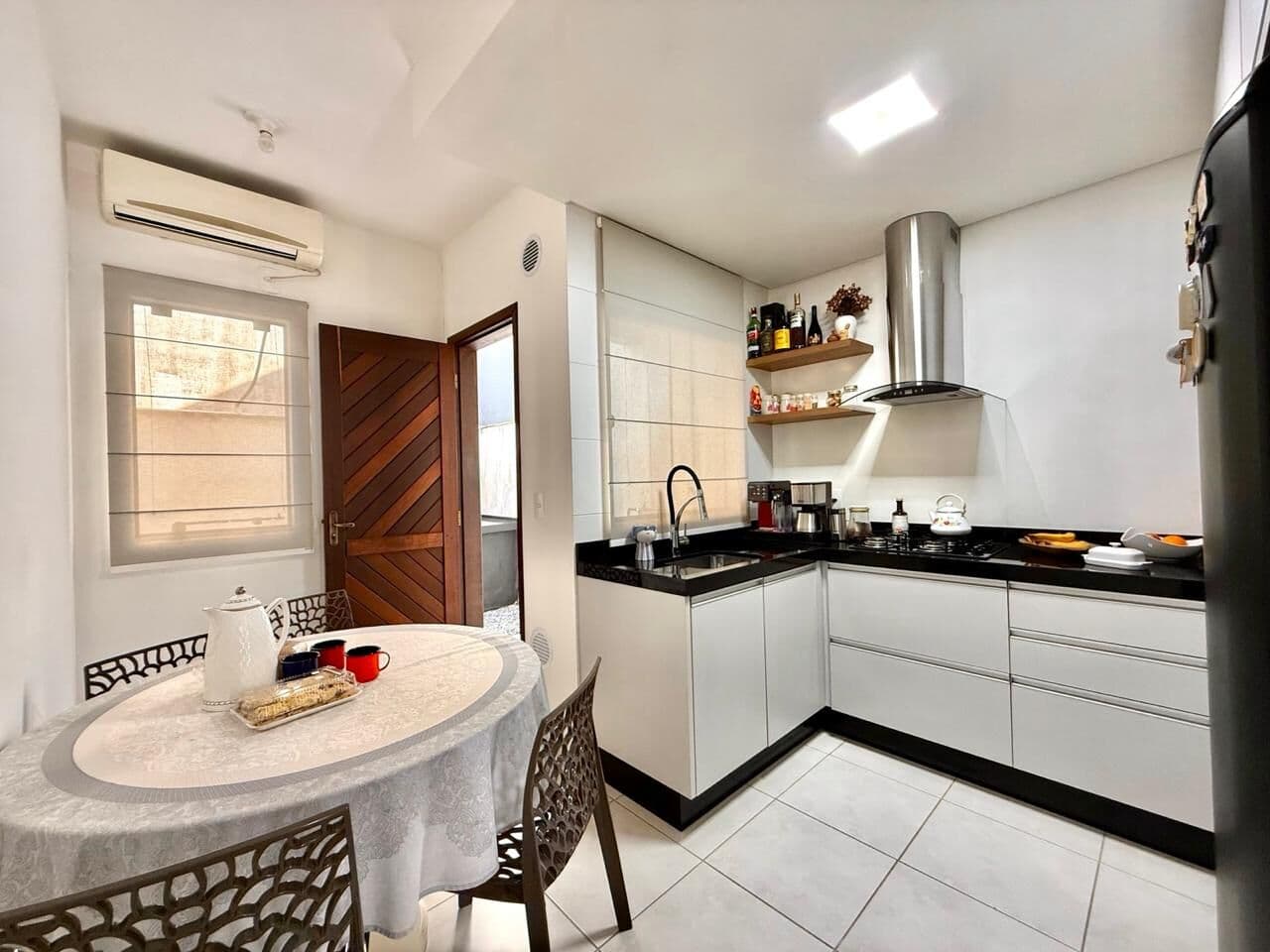Sobrado semi mobiliado com 2 quartos próximo à Panificadora da Vila, no Costa e Silva em Joinville