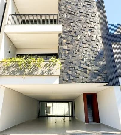 Casa Triplex com 3 suítes a venda no bairro Gloria em Joinville