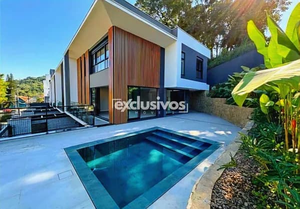 Casa Triplex, com elevador, piscina, suite master mais duas suítes espaçosas. Espaço Gourmet.