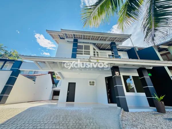 Casa Averbada e reformada de 4 Quartos no América com quintal!