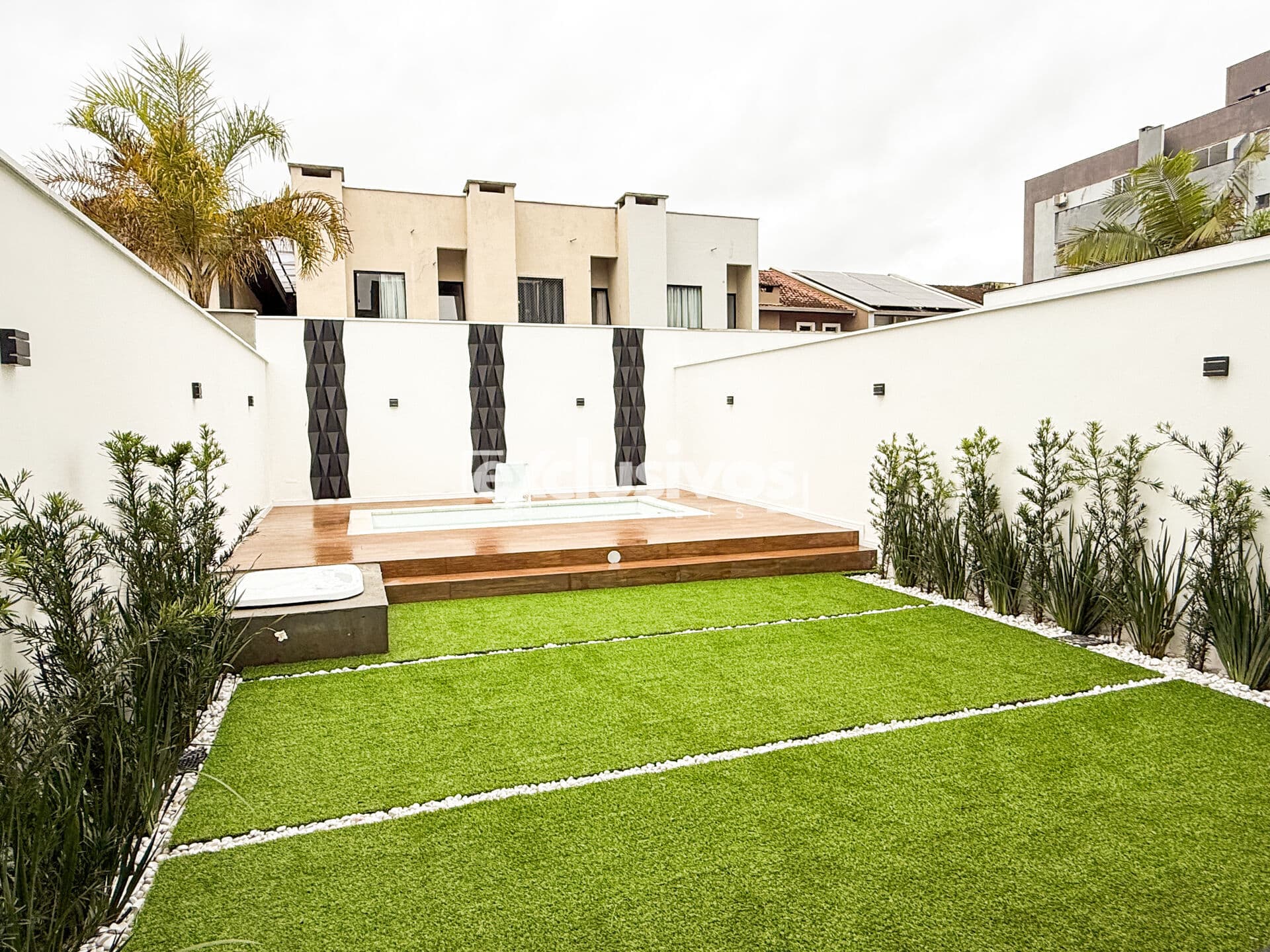 Sobrado lindo de viver à venda no Jardim Sofia com 03 suítes e piscina