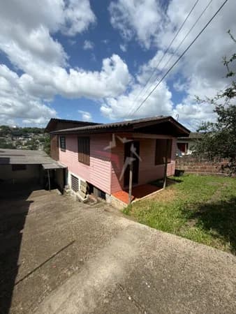 Casa mista à venda com 3 dormitórios.