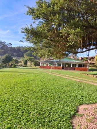Belo sítio com 1 hectare, contando com uma aconchegante casa de alvenaria composta por três dormitórios