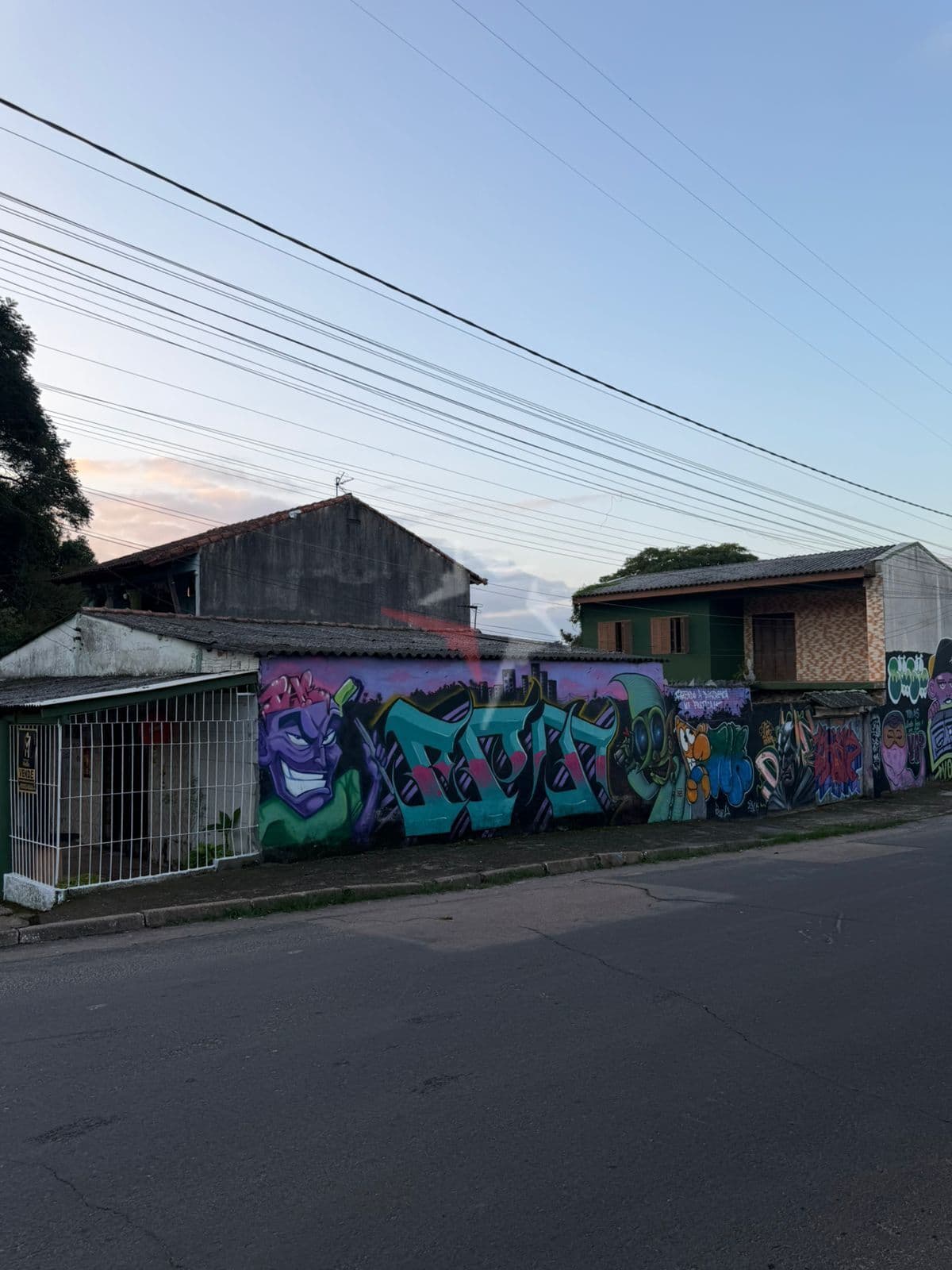 Casa ampla com ponto comercial (mercado) incluso!