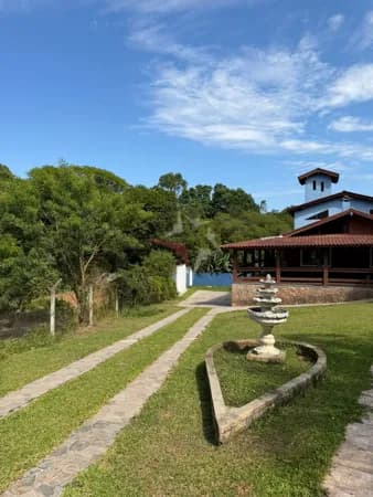 Casa residencial à venda em terreno plano, com piscina e amplo pátio