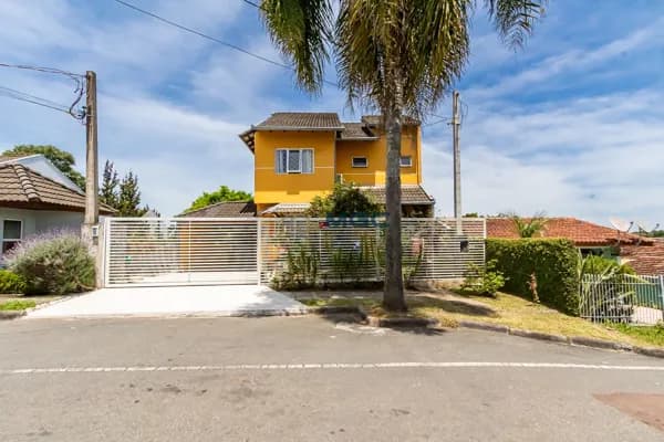 Casa com 4 Pavimentos e Piscina em Condomínio fechado