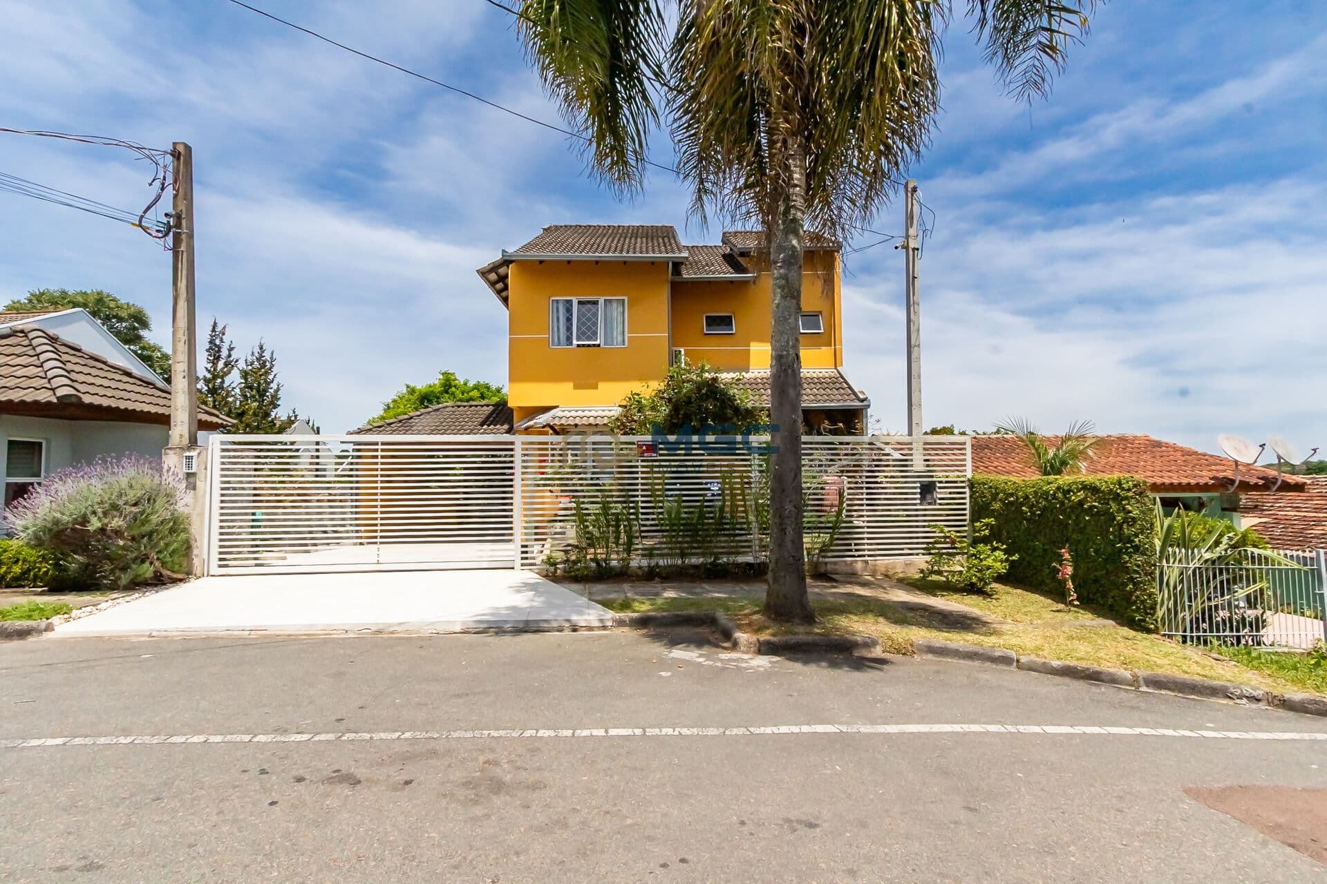 Casa com 4 Pavimentos e Piscina em Condomínio fechado