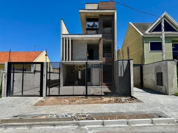 Sobrado Triplex Alto Padrão com terraço.