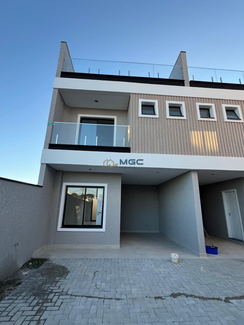 Sobrado Alto Padrão com 3 Quartos e Terraço – 135m² – Sitio Cercado (Unidade Fundos)