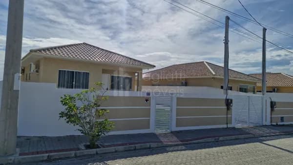 Linda casa linear, primeira locação, localizada entre Iguaba Grande e São Pedro da Aldeia