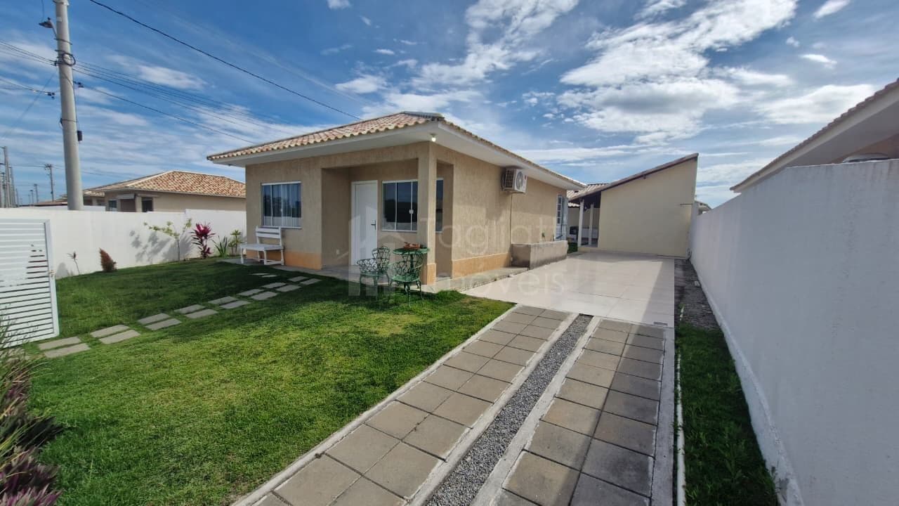 Linda casa linear, primeira locação, localizada entre Iguaba Grande e São Pedro da Aldeia