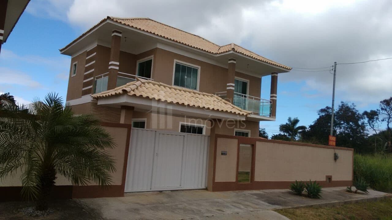 Casa duplex com 3 quartos e excelente localização na Pontinha – Araruama