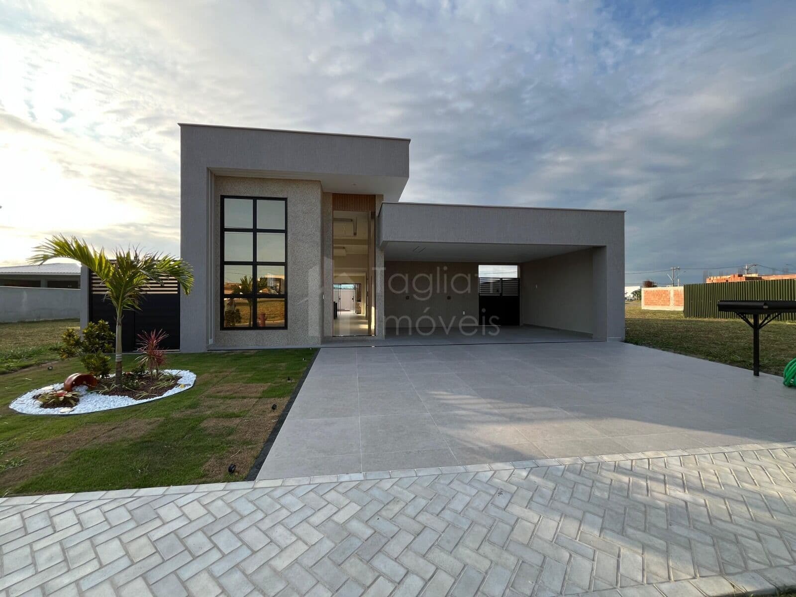 Casa moderna à venda no Alphaville Cabo Frio/RJ