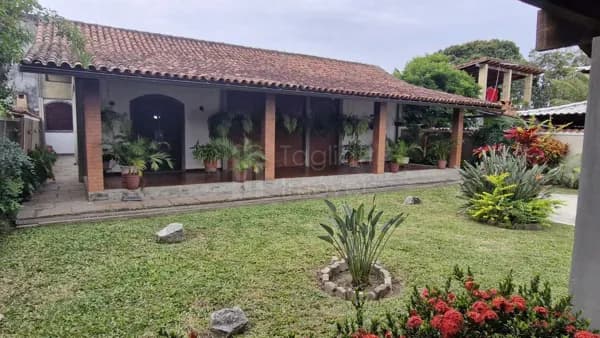Excelente casa linear em estilo colonial no bairro Coqueiral