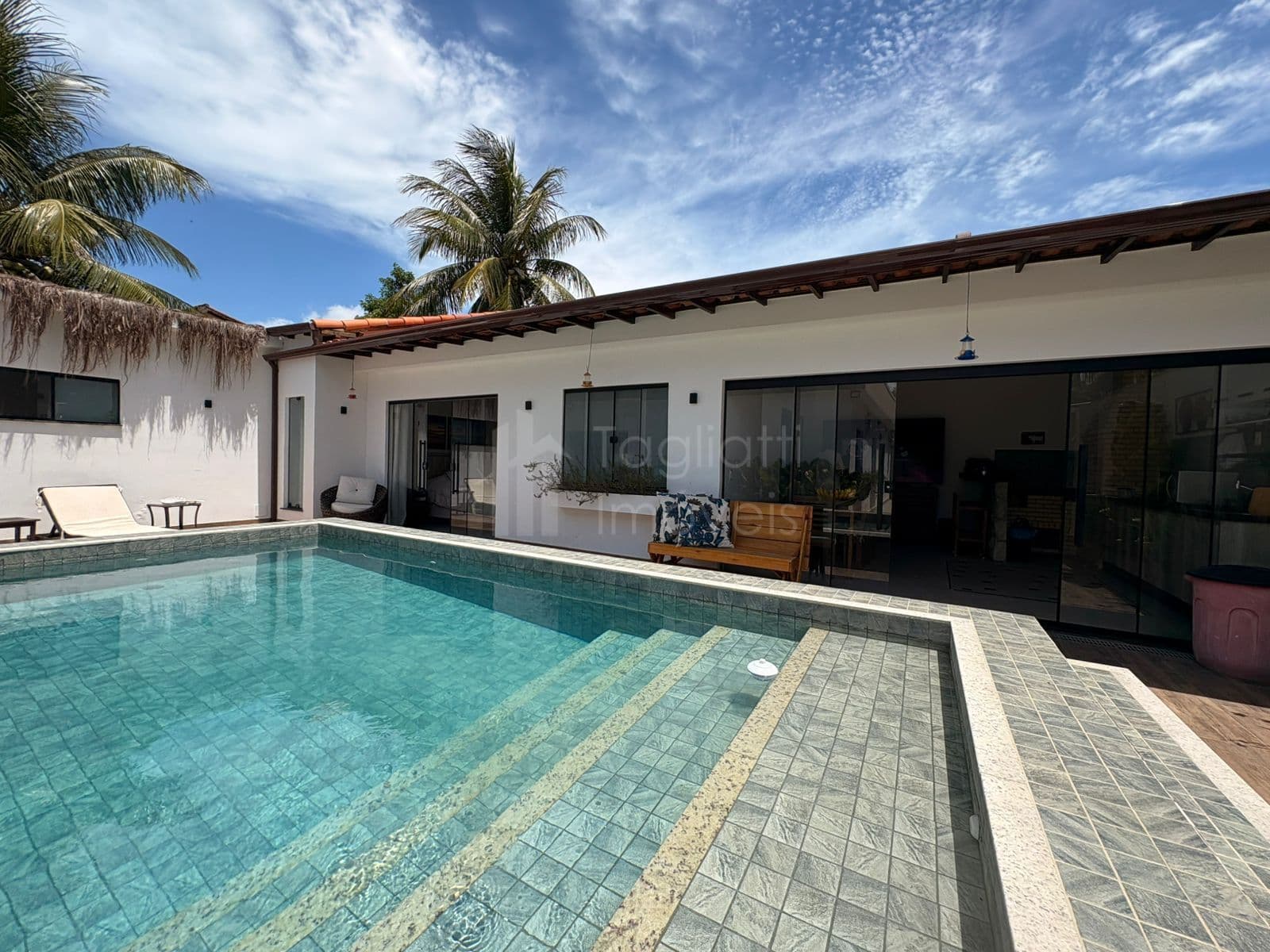 Casa moderna e confortável para venda com piscina
